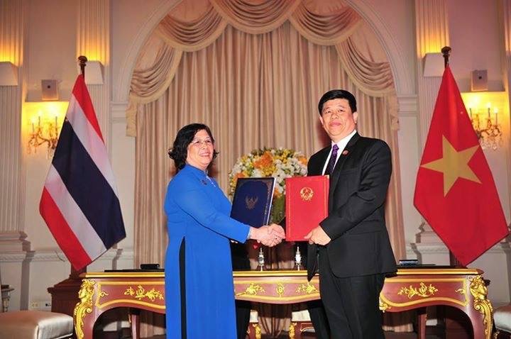 Đại diện cho Chính phủ Thái Lan và Việt Nam