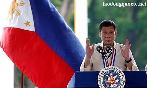 Philippine President Rodrigo Duterte speaks during a National Heroes Day commemoration at the Libingan ng mga Bayani (Heroes' Cemetery) at Taguig city, Metro Manila in the Philippines August 29, 2016.  REUTERS/Erik De Castro