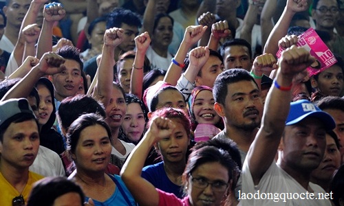 Supporters of Philippine presidential front-runner candidate Rodrigo Duterte during Duterte's campaign sortie in Manila on April 23, 2016. Philippine presidential candidate Rodrigo Duterte renewed his vow to "kill" criminals early Saturday as the tough-talking favourite hit the stumps in the capital heading into the homestretch of a controversial campaign. / AFP PHOTO / NOEL CELIS