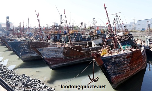Chinese fishing boats captured by South Korean coast guard are seen at a port in Incheon, South Korea, October 10, 2016. Yoon Tae-hyun/Yonhap via REUTERS ATTENTION EDITORS - THIS IMAGE HAS BEEN SUPPLIED BY A THIRD PARTY. SOUTH KOREA OUT. FOR EDITORIAL USE ONLY. NO RESALES. NO ARCHIVE. TPX IMAGES OF THE DAY